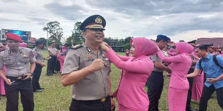 FOTO: MATAKALTENG - Mantan Wakapolresta Palangka Raya, Andiyatna, pada saat prosesi pemasangan pangkat dari AKBP ke Kombes Pol.