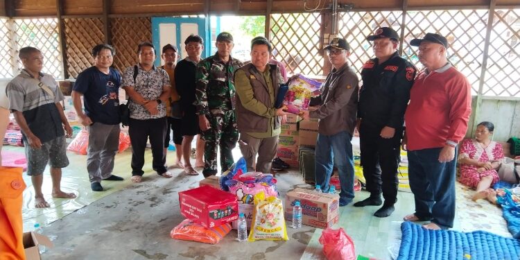 FOTO : IST/MAKA - Pj Bupati Sukamara Kaspinor saat menyerahkan bantuan Camat Permata Kecubung, Maryadi.