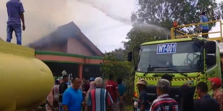 FOTO: IST/MATAKALTENG - Dukungan unit Water suplai milik PT Bupolo Indonesia saat penanganan kebakaran di RT 04, Desa Kubu, Kecamatan Kumai, Kabupaten Kobar, Minggu 31 Desember 2023.