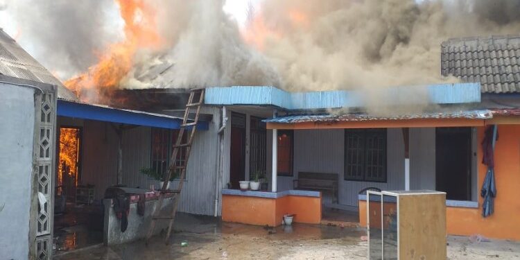 FOTO: MATAKALTENG - Rumah warga pada saat dilahap si jago merah.