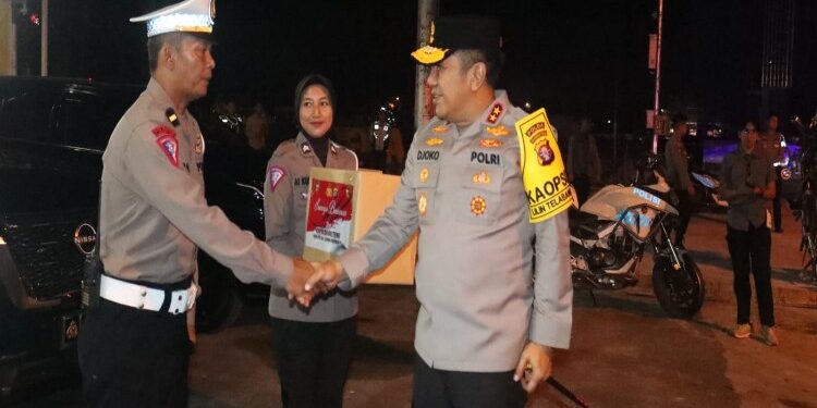 FOTO: RZL/MATAKALTENG - Kapolda Kalteng, Irjen Pol Djoko Poerwanto, pada saat meninjau kesiapan pengamanan malam pergantian tahun.