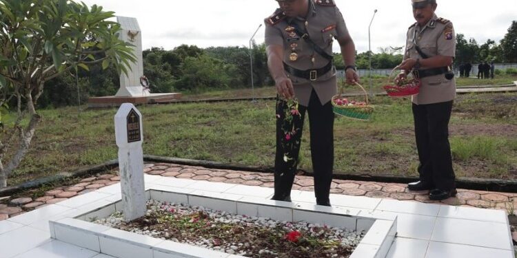 FOTO: MATAKALTENG - Wakapolres Lamandau, Kompol Samsul Bahri, saat mempimpin ziarah di makam pahlawan.