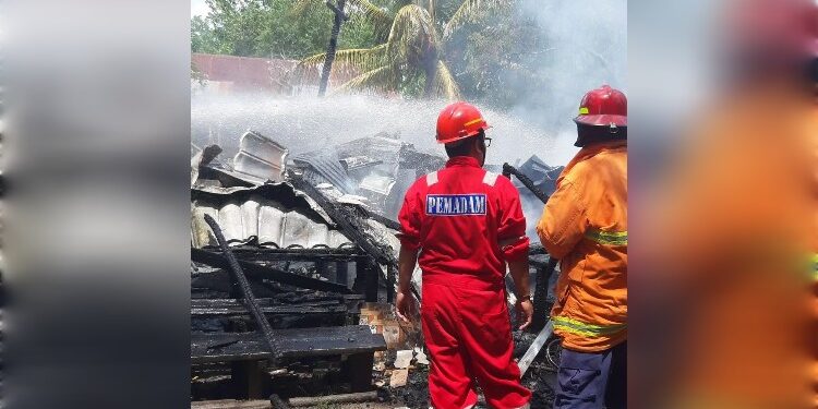 FOTO: RZL/MATAKALTENG - Petugas pemadam kebakaran pada saat memadamkan api di salah satu rumah warga, beberapa waktu lalu.