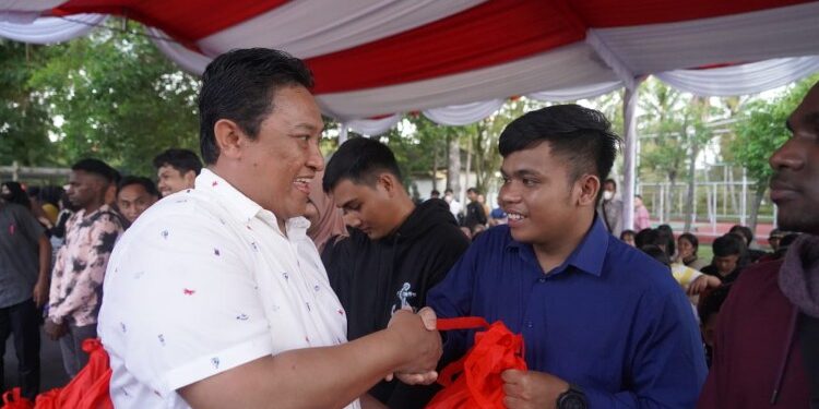 FOTO: MATAKALTENG - Wakil Gubernur H. Edy Pratowo saat menyerahkan bantuan sosial lainnya kepada Mahasiswa.