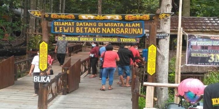 FOTO: MATAKALTENG - Lewu Betang Nansarunai yang berada di Desa sanggu selalu menjadi pilihan bagi masyarakat untuk dikunjungi.