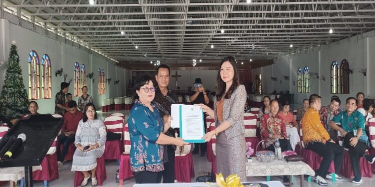 FOTO : MATA KALTENG - Anggota DPRD Kabupaten Gumas Yuniwa menyerahkan berita acara penyerahan satu unit mobil ambulans kepada perwakilan wilayah GBI Kabupaten Gumas Pendeta Friskila, Jumat, 29 Desember 2023.