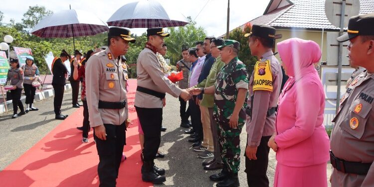 FOTO : HUMAS POLRES GUMAS/MATA KALTENG - Kapolres Gumas yang baru AKBP Theodorus Priyo Santosa bersalaman dengan para personel saat masuk ke Mapolres Gumas, Sabtu, 30 Desember 2023.