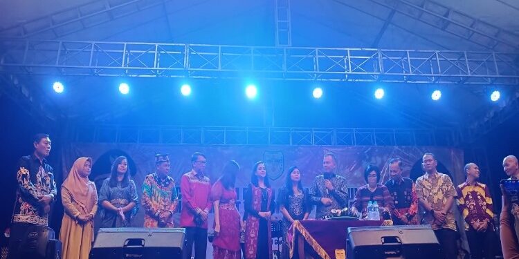 FOTO : DISKOMINFO SANTIK/MATA KALTENG - Bupati Gumas Jaya S Monong didampingi Wakil Bupati Efrensia LP Umbing dan forkopimda ketika memotong tumpeng pada acara pisah sambut tahun 2023 dan menyongsong tahun baru 1 Januari 2024, di Stadion Mini Kuala Kurun, Minggu, 31 Desember 2023 malam.