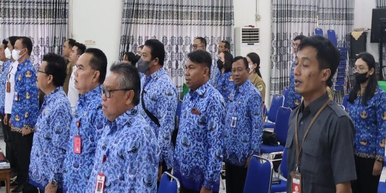 FOTO : DPRD GUMAS/MATA KALTENG - Sejumlah ASN ketika mengikuti suatu kegiatan di aula kantor bappedalitbang, belum lama ini.