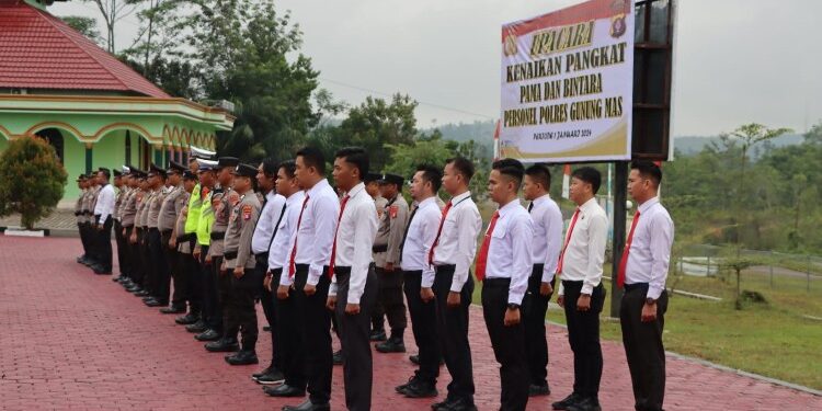 FOTO : HUMAS POLRES GUMAS/MATA KALTENG - Suasana upacara korps raport kenaikan pangkat perwira dan bintara, yang dipimpin oleh Kapolres Gumas AKBP Thedorus Priyo Santosa, Minggu, 31 Desember 2023.