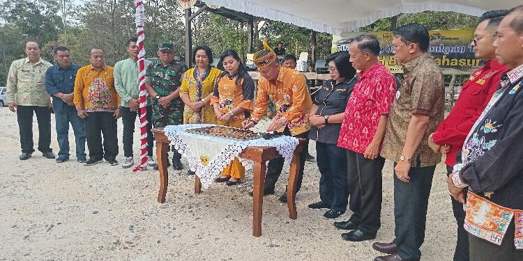 FOTO : DISKOMINFO SANTIK/MATA KALTENG - Bupati Gumas Jaya S Monong bersama Wakil Bupati Efrensia LP Umbing, Sekda Richard, unsur forkopimda dan kepala perangkat daerah, menandatangani prasasti peresmian RTH objek wisata Air Terjun Batu Mahasur, Sabtu, 30 Desember 2023.
