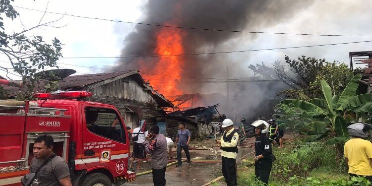 FOTO: MATA KALTENG - Petugas Dinas Damkar Mat Kotim saat memadamkan api di lokasi kebakaran Jalan Biak, Kecamatan Mentawa Baru Ketapang, kabupaten Kotim. Selasa, 2 Januari 2024.