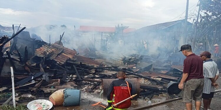 FOTO: AGUS/MATA KALTENG – Kondisi rumah warga pasca kebakaran hebat tadi siang. Selasa, 2 Januari 2024.