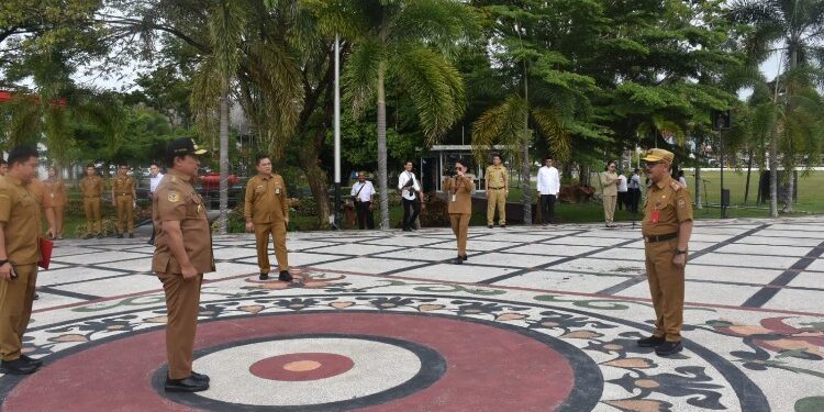 FOTO: MATAKALTENG - Wagub Edy Pratowo memimpin Apel Besar ASN dan Tenaga Kontrak Lingkup Pemprov Kalteng Tahun 2024 di Halaman Kantor Gubernur.