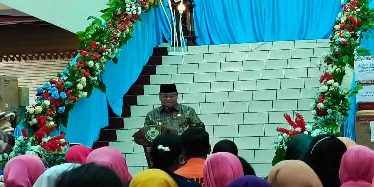 FOTO : DOK DEVIANA/MATAKALTENG - Bupati Kotim Halikinnor saat menghadiri kegiatan Hari Ibu yang diselenggarakan di Pasar PPM, belum lama ini.