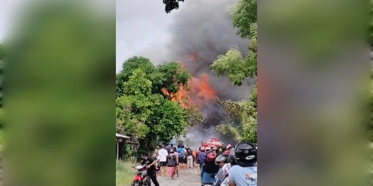 FOTO: IST/MATA KALTENG - Kobaran api melalap rumah warga di Pasar Kramat, Kota Sampit, Kotim. Selasa, 2 Januari 2023.