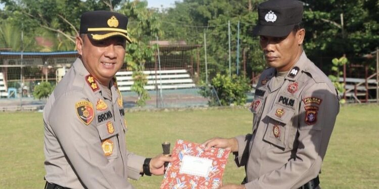 FOTO: MATAKALTENG - Kapolres Lamandau, AKBP Bronto Budiyono, pada saat menyerahkan penghargaan kepada salah seorang personelnya.