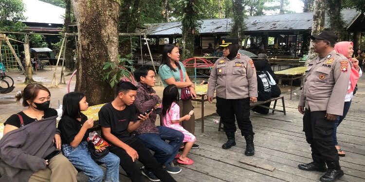 FOTO: RZL/MATAKALTENG - Kapolsek Pahandut, Kompol Volvy Apriana saat menyambangi objek wisata Kum Kum, Kelurahan Pahandut Seberang, Kota Palangka Raya.