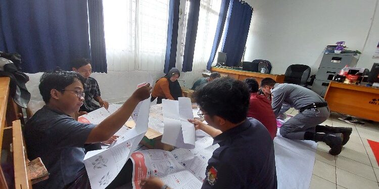 FOTO: RZL/MATAKALTENG - Proses penyortiran dan pelipatan surat suara di KPU Kota Palangka Raya.
