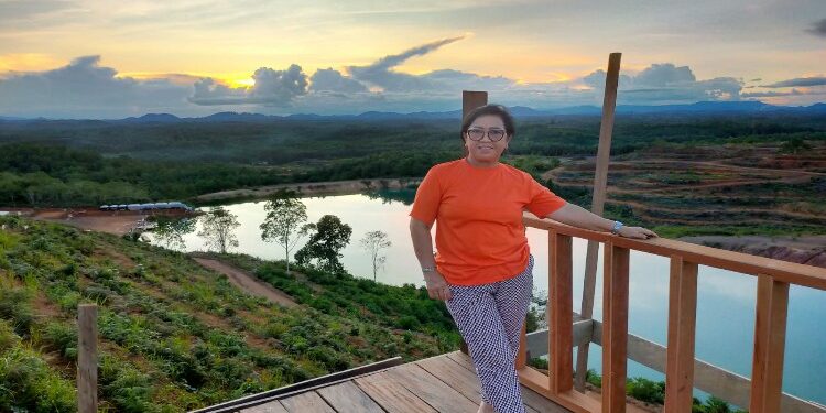 FOTO: IST/MATA KALTENG - Ketua DPRD Kotim, Rinie Anderson saat berlibur di danau biru, Kecamatan Antang Kalang, Kotim.
