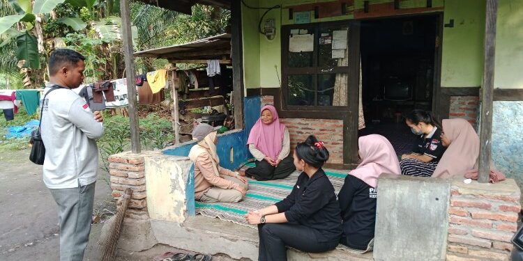 FOTO : IST/MATAKALTENG - Anggota Bawaslu dan Panwascam Pandih Batu saat mendatangi salah satu rumah warga.