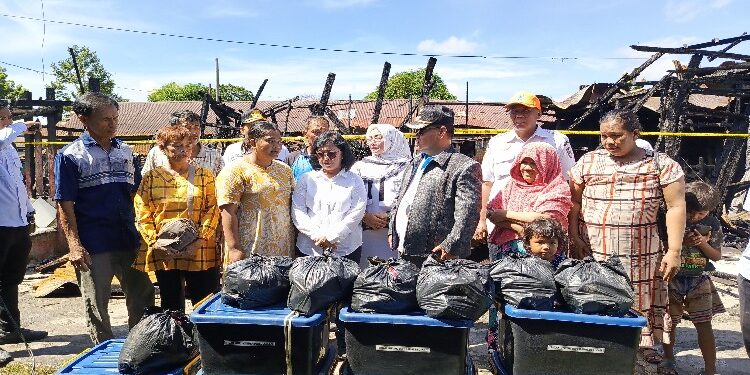 FOTO : DEVIANA/MATAKALTENG - Pemkab Kotim saat menyerahkan bantuan sembako, Rabu 3 Januari 2023.