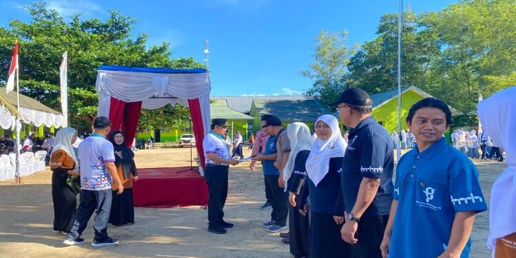 FOTO: AKH/MATAKALTENG - Penjabat Bupati Sukamara Kaspinor saat menyerahkan piagam penghargaan kepada pegawai Kantor Kemenag Sukamara.