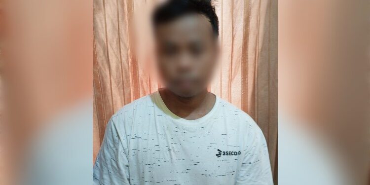 FOTO: MATAKALTENG - Terduga pelaku J, pada saat diamankan polisi.