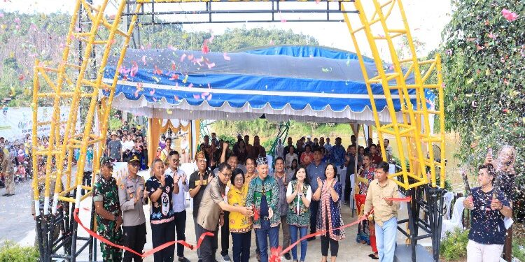 FOTO : DISKOMINFO SANTIK/MATA KALTENG - Bupati Gumas Jaya S Monong bersama Wakil Bupati Efrensia LP Umbing, Ketua Dekranasda Mimie Mariatie Jaya S Monong, Sekda Richard dan kepala perangkat daerah terkait, ketika menggunting pita sebagai tanda diresmikan objek wisata inspirasi Batu Suli, di Desa Upon Batu, Kecamatan Tewah, Sabtu, 30 Desember 2023.