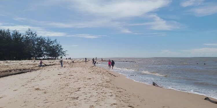 FOTO: AKH/MATAKALTENG - Wisata Pantai Sukamara yang banyak di kunjungi wisatawan.