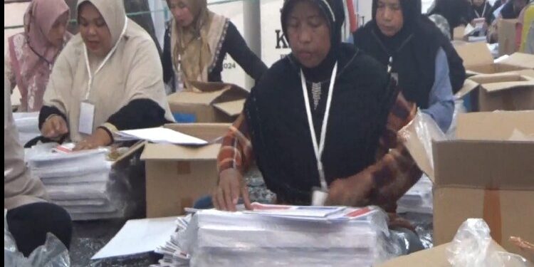 FOTO: DEVIANA/MATAKALTENG - Petugas saat melipat surat suara Pemilu serentak tahun 2024, Rabu 3 Januari 2023.