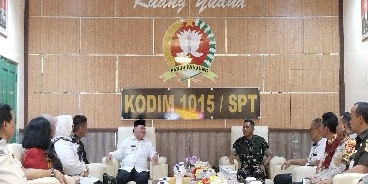 FOTO: AGUS/MATAKALTENG - Bupati Kotim (Baju Putih) saat menyambut Kunker Danrem 102 PJg (Loreng) di Makodim Sampit bersama Forkopimda Kotim dan Seruyan. Rabu, 3 Januari 2023.