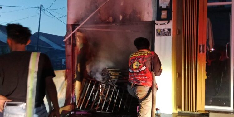 FOTO: RZL/MATAKALTENG - Petugas pemadam kebakaran pada saat memadamkan api di bagian gudang toko SHMG.