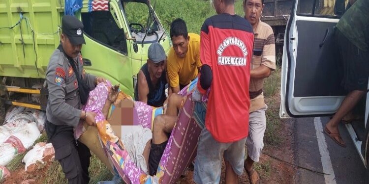 FOTO: IST/MATA KALTENG - Supir truk muatan pupuk yang meninggal usai terjepit kendaraan saat mengalami laka tunggal. Rabu, 3 Januari 2024.