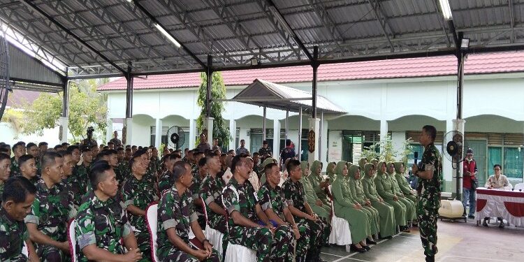 FOTO: AGUS/MATA KALTENG- Danrem 102/Pjg memberikan pesan kepada prajurit Kodim 1015 Sampit tentang menjaga netralitas dan konsistensi TNI menjelang Pemilu 2024.