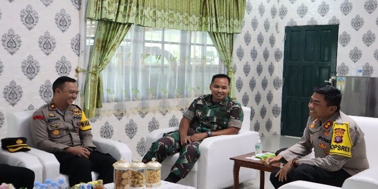 FOTO: MATAKALTENG - Kapolres Barsel AKBP Asep Bangbang Saputra, S.I.K. didampingi Wakapolres Kompol Johari Fitri Casdy saat bersama Dandim 1012 buntok Letkol Inf Hendro Wicaksono, S.I.P. di ruang kerjanya.