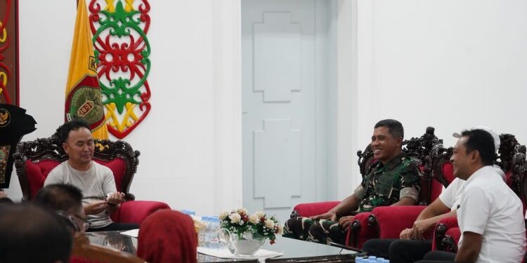 FOTO: MATAKALTENG - Kunjungan Komandan Korem 102/Pjg dan rombongannya ke rumah jabatan Gubernur Kalimantan Tengah (Kalteng).