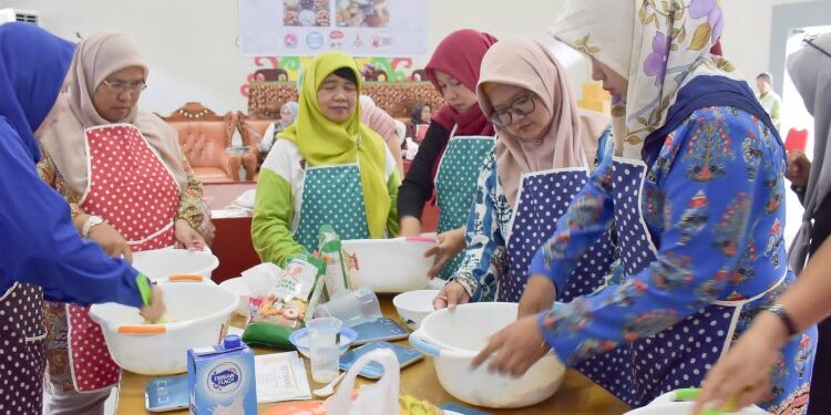 FOTO: MATAKALTENG - Salah satu kegiatan Pelatihan Kewirausahaan Perempuan membuat Bakery dan Kue Kering oleh P3APPKB Provinsi Kalimantan Tengah bersama Forum Partipasi Publik untuk Kesejahteraan Perempuan dan Anak (PUSPA).