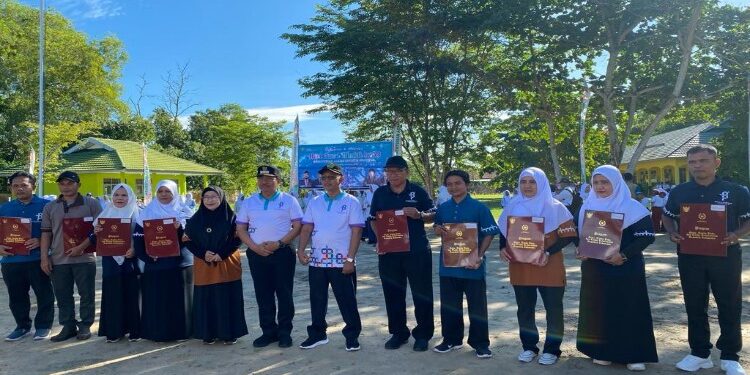 FOTO: AKH/MATAKALTENG - Kepala Kantor Kemenag Sukamara M Misbah saat menyerahkan sertifikat tanah wakaf rumah ibadah.