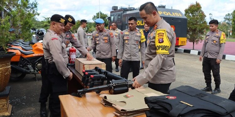 FOTO : HUMAS POLRES GUMAS/MATA KALTENG - Kapolres Gumas AKBP Theodorus Priyo Santosa bersama Wakapolres Kompol Tri Wibowo, Kabag Ops Kompol Budiono, dan pejabat utama polres, melakukan pengecekan barang inventaris dinas untuk kesiapan pengamanan pemilu, di halaman mapolres setempat, Kamis, 4 Januari 2024.