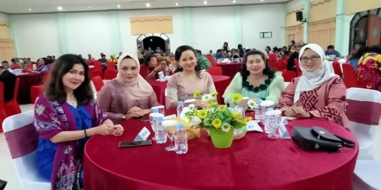 FOTO : MATA KALTENG - Anggota DPRD Kabupaten Gumas Rayaniatie Djangkan (dua dari kanan) menghadiri suatu kegiatan, di GPU Damang Batu, pekan lalu.