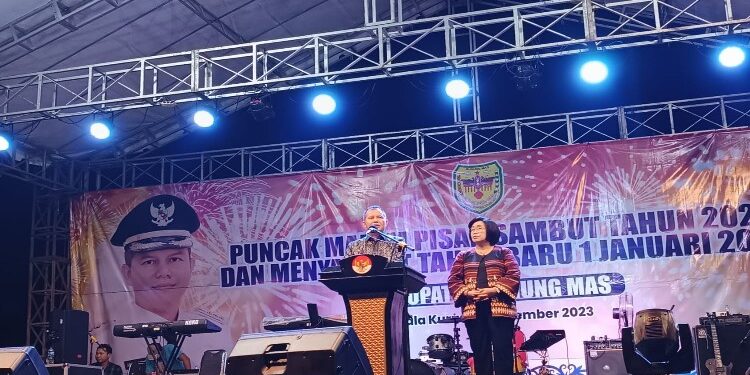 FOTO : DISKOMINFO SANTIK/MATA KALTENG - Bupati Gumas Jaya S Monong bersama Wakil Bupati Efrensia LP Umbing, ketika memberikan arahan pada acara pisah sambut tahun 2023 dan menyongsong tahun baru 1 Januari 2024, di Stadion Mini Kuala Kurun, Minggu, 31 Desember 2024 malam.