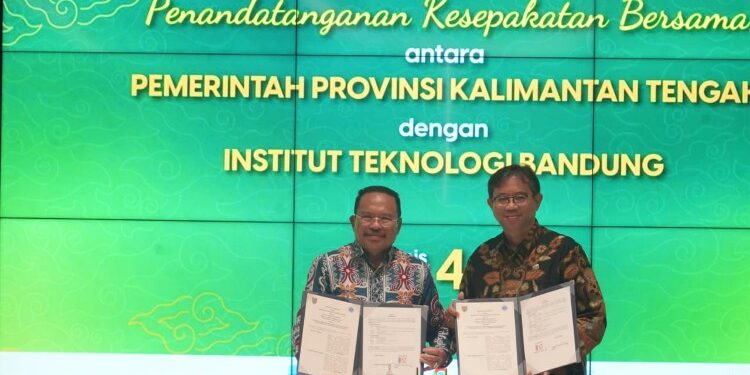 FOTO: MATAKALTENG - Sekda Kalteng H. Nuryakin bersama Sekretaris Institut, ITB Widjaja Martokusumo usai melakukan Penandatangan Kesepakatan Bersama.