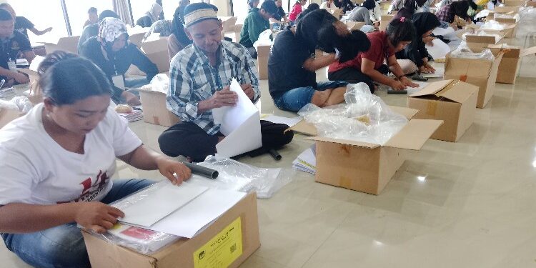 FOTO : AND/MKT - Proses sortir dan pelipatan surat suara Pemilu 2024 oleh para peserta.