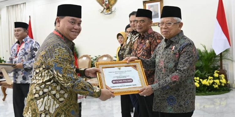 FOTO : IST/MATAKALTENG - Bupati Kotim Halikinnor saat menerima penghargaan dari pemerintah pusat yang diserahkan oleh Wakil Presiden Ma'ruf Amin, beberapa waktu lalu.