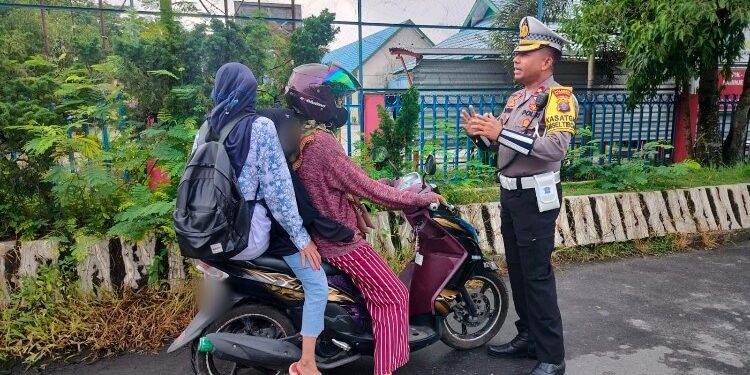 FOTO: RZL/MATAKALTENG - Kasat Lantas Polresta Palangka Raya, Kompol Salahiddin, pada saat menegur secara simpatik pelanggar lalu lintas.