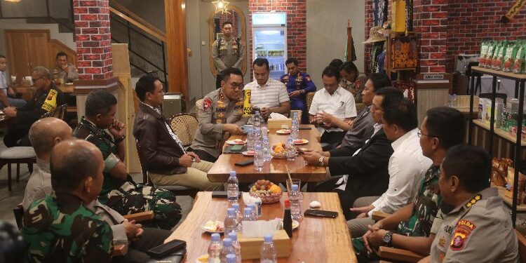 FOTO: RZL/MATAKALTENG - Kapolda Kalteng, Irjen Pol Djoko Poerwanto, saat memimpin rapat koordinasi lintas sektoral.