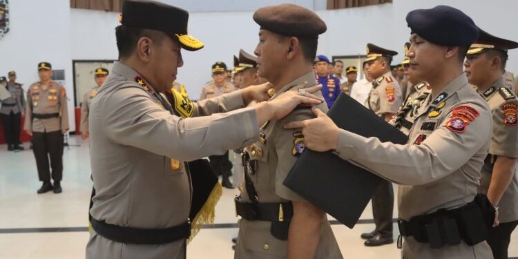 FOTO: RZL/MATAKALTENG - Kapolda Kalteng, Irjen Pol Djoko Poerwanto, pada saat memimpin serah terima jabatan.