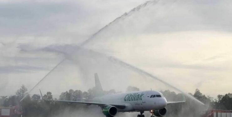 FOTO : IST/MATAKALTENG - Kedatangan Maskapai Citilink di Bandara Iskandar Pangkalan Bun, disambut water Canon salute, Jumat 5 Januari 2023