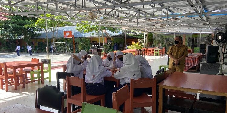 FOTO: DIAN/MATA KALTENG - Kepala SMPN 2 Sampit Abdurrahman saat memantau siswa yang belajar di ruang terbuka.